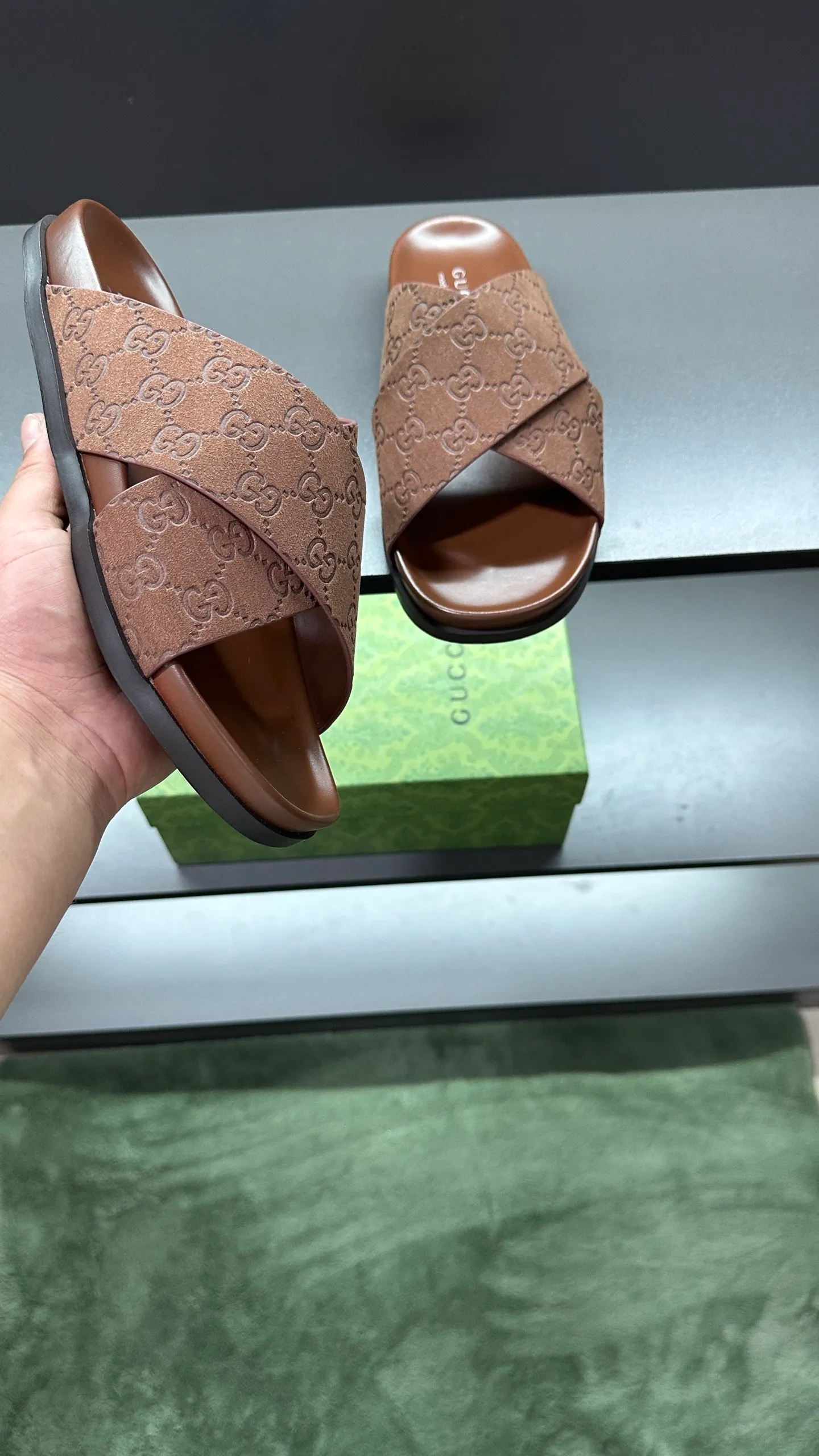 [G Home New Style] P: 300💰Men's size 39~45, (46. Customized) This slipper is made of GG polyester fiber and is decorated with a Gucci label on the front, which adds a striking logo feel to the style. "Gucci Made in Italy" stamped label Rubber sole Flat Made in Italy